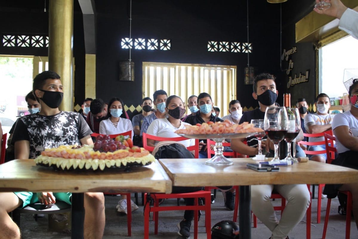 Restaurantes-bares-y-discotecas-se-capacitan-en-servicio-a-la-mesa